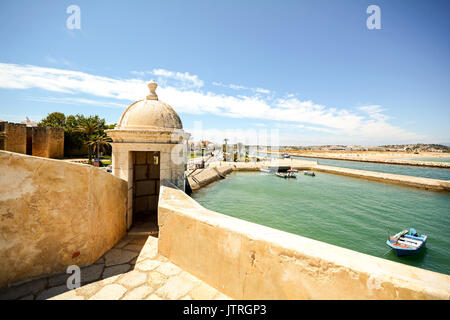 Voir à partir de la forteresse Forte da Ponta da Bandeira dans Lagos à bord de l'eau avec port de plaisance et de la vieille ville, Algarve Portugal Banque D'Images