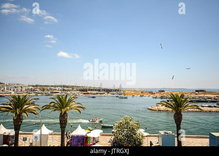 Vue de la côte au bord de l'eau - promenade de la plage et port de plaisance de Lagos, Algarve Portugal Banque D'Images