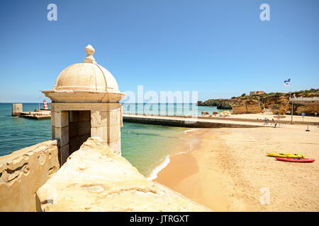 Voir à partir de la forteresse Forte da Ponta da Bandeira dans Lagos à bord de mer avec plage de Praia da Batata, Algarve Portugal Banque D'Images