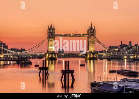 LONDRES, Royaume-Uni - 15 FÉVRIER 2008 : vue sur le Tower Bridge et l'hôtel de ville sur la Tamise à la lumière orange de l'aube Banque D'Images