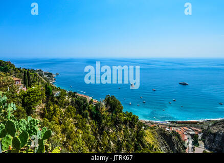 Très jolie vue sur la mer Méditerranée depuis le Corso Umberto, la rue principale de Taormina Italie sur l'île de la Sicile Banque D'Images