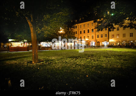 Un petit parc, dans la vieille ville de Prague, avec plusieurs stands de nourriture et de souvenirs et un petit café restaurant avec terrasse extérieure Banque D'Images