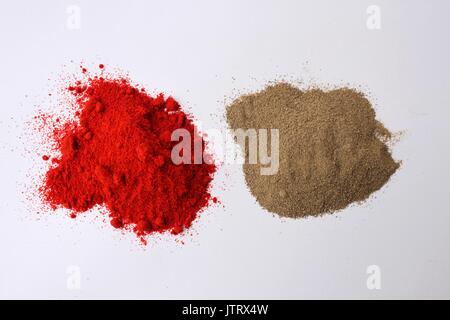 Le poivre de Cayenne et poivre noir Banque D'Images