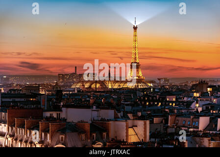 Coucher du soleil sur les toits de Paris et sa Tour Eiffel, un des monuments les plus visités de Paris Banque D'Images