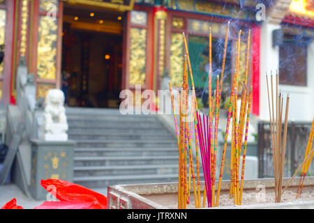 HONG KONG, CHINE - le 22 janvier 2017 : de l'encens brûlant, à l'intérieur de Wong Tai Sin Temple bouddhiste pour prier, à Hong Kong, Chine Banque D'Images