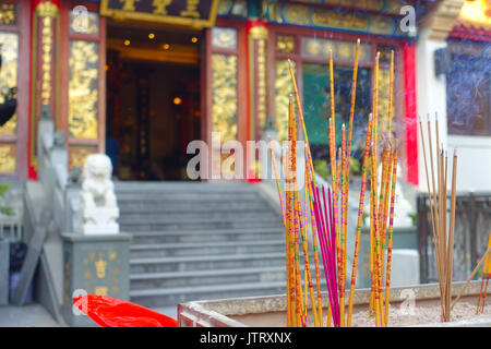 HONG KONG, CHINE - le 22 janvier 2017 : de l'encens brûlant, à l'intérieur de Wong Tai Sin Temple bouddhiste pour prier, à Hong Kong, Chine Banque D'Images