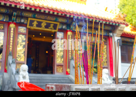 HONG KONG, CHINE - le 22 janvier 2017 : de l'encens brûlant, à l'intérieur de Wong Tai Sin Temple bouddhiste pour prier, à Hong Kong, Chine Banque D'Images