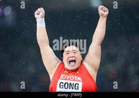 Lijiao Gong de la Chine célèbre remportant la médaille d'or en lancer du poids lors de la sixième journée des Championnats du monde IAAF 2017 à la London Stadium. Banque D'Images