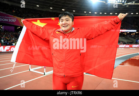 Lijiao Gong de la Chine célèbre remportant la médaille d'or en lancer du poids lors de la sixième journée des Championnats du monde IAAF 2017 à la London Stadium. Banque D'Images