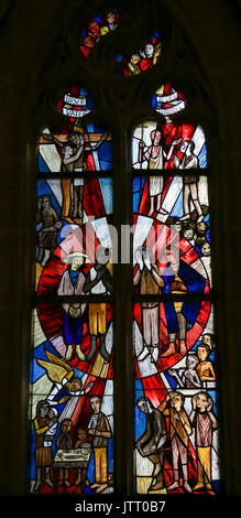 Vitraux dans l'église de Schwanenburg, Tübingen, Allemagne, dépeignant la souffrance Banque D'Images