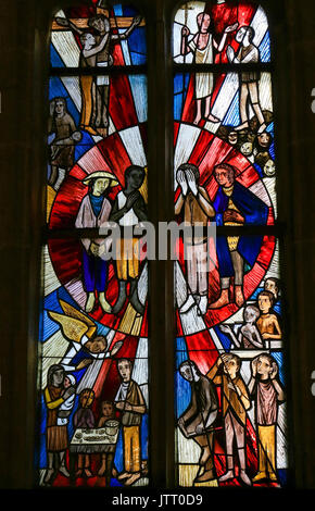 Vitraux dans l'église de Schwanenburg, Tübingen, Allemagne, dépeignant la souffrance Banque D'Images