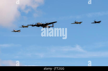 Lancaster et Spitfires formation BBMF au Royal International Air Tattoo Banque D'Images