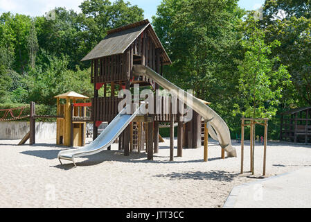 Aire de jeux pour enfants dans le parc Banque D'Images