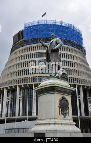 Une statue de la 15e premier ministre, Richard John Seddon en dehors du Parlement et de la Ruche, Wellington, Nouvelle-Zélande. Banque D'Images