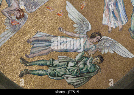 Ange survolant les morts soldat italien. Détail de la mosaïque après conception par l'artiste italien Pietro Dodero à l'intérieur du dôme de la Première Guerre mondiale monument au Cimetière Monumental Staglieno (Cimitero monumentale di Staglieno) à Gênes, Ligurie, Italie. Le mémorial conçu par l'architecte italien Michele Fenati a été construit en 1935-1936. Banque D'Images