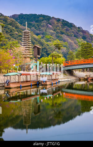 Uji, Kyoto, Japon à la rivière Uji et treize étages pagode. Banque D'Images