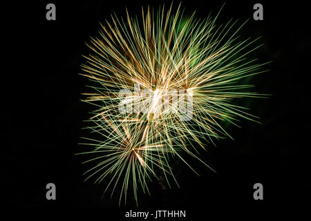 Couleur lumineuse d'artifice une variété de couleurs dans le ciel de nuit et a félicité le festival. Banque D'Images