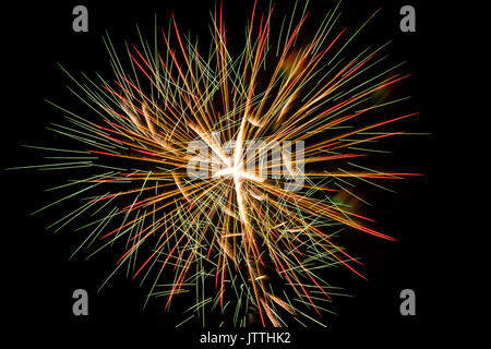 Couleur lumineuse d'artifice une variété de couleurs dans le ciel de nuit et a félicité le festival. Banque D'Images