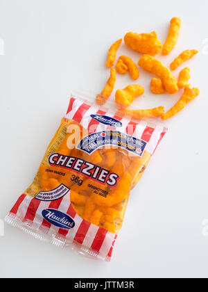 Un sac de Cheezies, une marque de fromage bouffées Snack food fabriqués et vendus au Canada par W.T. Hawkins Ltd. Banque D'Images