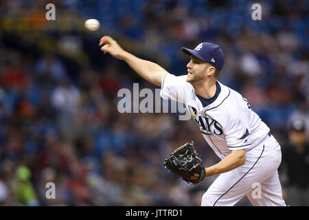 Saint Petersburg, Florida, USA. 9 Août, 2017. Vous VRAGOVIC | fois.Rays de Tampa Bay de baseball Brad Boxberger (26) pierres en sixième manche du match entre les Red Sox de Boston et les Rays de Tampa Bay au Tropicana Field à Saint-Pétersbourg, en Floride, le mercredi 9 août 2017. Credit : Vragovic/Tampa Bay Times/ZUMA/Alamy Fil Live News Banque D'Images