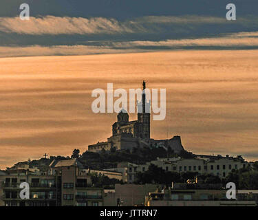 17 octobre, 2004 - Marseille, Bouches-du-Rhône, France - qui se profile dans la lumière du matin, au sommet d'une colline donnant sur le Vieux-Port et ses quais bordés de bateau, est la basilique catholique romaine Notre-Dame de la Garde, le symbole le plus connu de Marseille, et le site le plus visité de la ville. Sur la côte méditerranéenne, et le plus grand port français de commerce, de transport et de navires de croisière, Marseille est aussi une destination touristique favorite. Credit : Arnold Drapkin/ZUMA/Alamy Fil Live News Banque D'Images