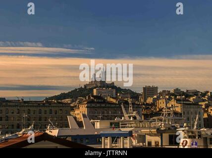 17 octobre, 2004 - Marseille, Bouches-du-Rhône, France - qui se profile dans la lumière du matin, au sommet d'une colline donnant sur le Vieux-Port et ses quais bordés de bateau, est la basilique catholique romaine Notre-Dame de la Garde, le symbole le plus connu de Marseille, et le site le plus visité de la ville. Sur la côte méditerranéenne, et le plus grand port français de commerce, de transport et de navires de croisière, Marseille est aussi une destination touristique favorite. Credit : Arnold Drapkin/ZUMA/Alamy Fil Live News Banque D'Images