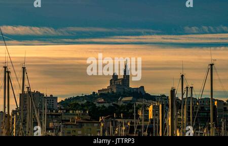 17 octobre, 2004 - Marseille, Bouches-du-Rhône, France - qui se profile dans la lumière du matin, au sommet d'une colline donnant sur le Vieux-Port et ses quais bordés de bateau, est la basilique catholique romaine Notre-Dame de la Garde, le symbole le plus connu de Marseille, et le site le plus visité de la ville. Sur la côte méditerranéenne, et le plus grand port français de commerce, de transport et de navires de croisière, Marseille est aussi une destination touristique favorite. Credit : Arnold Drapkin/ZUMA/Alamy Fil Live News Banque D'Images