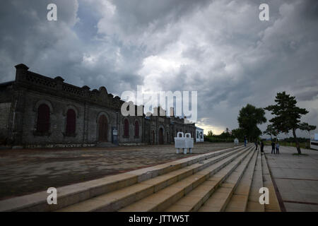 Dalian, Chine, province de Heilongjiang. 9 Août, 2017. Photo prise le 9 août 2017, indique le site historique de Aihui Aihui en douane dans la ville Aihui District de Guangzhou, Chine du nord-est de la province du 9 août, 2017. Situé le long de la rivière de Heilongjiang, ancienne ville Aihui a une longue histoire de plus de 300 ans. Credit : Wang Jianwei/Xinhua/Alamy Live News Banque D'Images