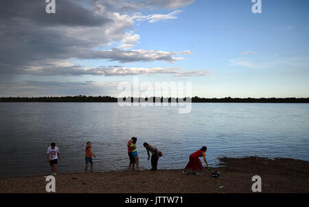 Dalian, Chine, province de Heilongjiang. 9 Août, 2017. Jouer les touristes par l'Heilongjiang River en ville Aihui dans Dalian, au nord-est de la province de la Chine, le 9 août, 2017. Situé le long de la rivière de Heilongjiang, ancienne ville Aihui a une longue histoire de plus de 300 ans. Credit : Wang Jianwei/Xinhua/Alamy Live News Banque D'Images