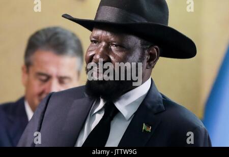 Juba, Soudan du Sud. 10 août, 2017. Sigmar Gabriel, ministre allemand des affaires étrangères est reçu par le président de la République du Soudan du Sud, Salva Kiir (R), à Juba, au Soudan du Sud, le 10 août 2017. Politique envers les réfugiés est l'objectif du ministre des Affaires étrangères en visite en Ouganda et au Soudan du Sud. Photo : Kay Nietfeld/dpa/Alamy Live News Banque D'Images