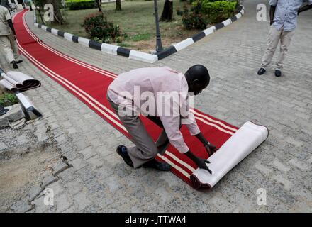 Juba, Soudan du Sud. 10 août, 2017. dpatop - le tapis rouge en cours de déploiement pour le ministre des Affaires étrangères allemand Sigmar Gabriel au palais présidentiel à Juba, au Soudan du Sud, le 10 août 2017. Politique envers les réfugiés est l'objectif du ministre des Affaires étrangères en visite en Ouganda et au Soudan du Sud. Photo : Kay Nietfeld/dpa/Alamy Live News Banque D'Images