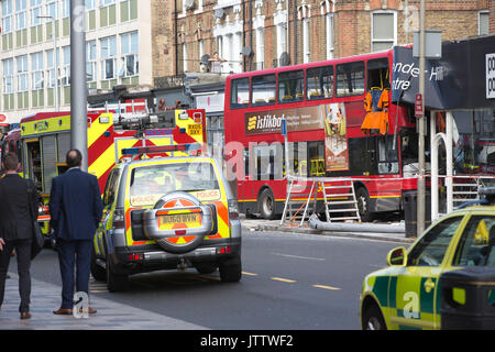 Clapham accident de bus sur Lavender Hill, dans le sud-ouest de Londres, Royaume-Uni. 10 août, 2017. Credit : Clickpics/Alamy Live News Banque D'Images