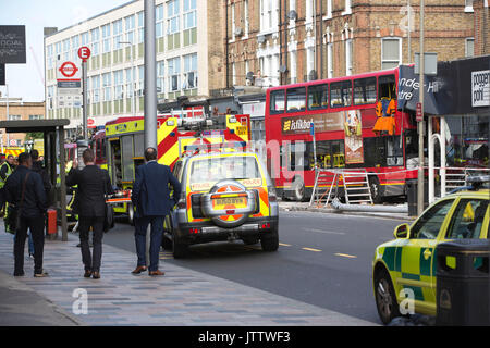 Double-Decker accident de bus sur l'A306 à Clapham, Battersea, Londres, Royaume-Uni. 10.08.2017 Les services d'urgence a dû couper les passagers en provenance de l'épave de l'autobus à impériale qui est entré en collision avec un bâtiment. On estime que 10 personnes les traitements requis sur les lieux de l'accident de bus sur Lavender Hill, dans le sud-ouest de Londres, Royaume-Uni. 10 août, 2017. Credit : Clickpics/Alamy Live News Banque D'Images