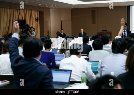 Tokyo, Japon. 10 août, 2017. Les journalistes lèvent la main pour poser des questions au cours d'une conférence de presse donnée par Toshiba Corp. Président Satoshi Tsunakawa au siège de la société le 10 août 2017, Tokyo, Japon. Rapporté à environ 965,7 milliards Tsunakawa Yens ($8,8 milliards) perte pour l'exercice 2016 au 31 mars 2017. Toshiba évité d'être radiée de la Bourse de Tokyo en annonçant ses résultats financiers en retard. Credit : Rodrigo Reyes Marin/AFLO/Alamy Live News Banque D'Images