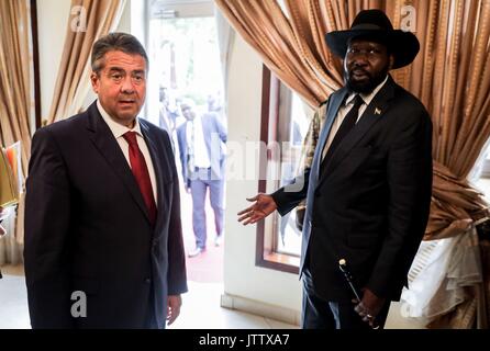 Juba, Soudan du Sud. 10 août, 2017. Sigmar Gabriel, ministre allemand des affaires étrangères est reçu par le président de la République du Soudan du Sud, Salva Kiir (R), à Juba, au Soudan du Sud, le 10 août 2017. Politique envers les réfugiés est l'objectif du ministre des Affaires étrangères en visite en Ouganda et au Soudan du Sud. Photo : Kay Nietfeld/dpa/Alamy Live News Banque D'Images