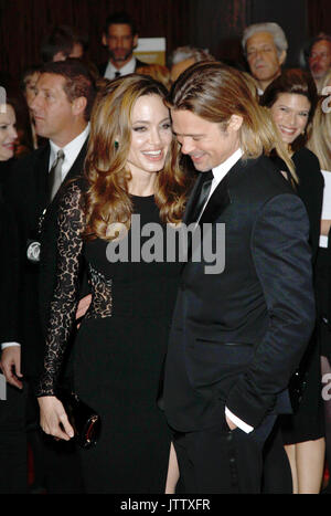 Los Angeles, États-Unis d'Amérique. 21 Jan, 2012. Acteurs américains Brad Pitt et Angelina Jolie arrivent pour le 23e Congrès annuel de la Guilde des producteurs des prix à l'hôtel Beverly Hilton à Los Angeles, USA, le 21 janvier 2012. Photo : Hubert Boesl | worldwide/dpa/Alamy Live News Banque D'Images