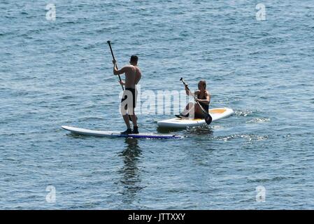 Lyme Regis, dans le Dorset, UK. 10 août 2017. Météo britannique. Paddle boarders enjoing le beau soleil sur l'eau à la station balnéaire de Lyme Regis dans le Dorset. Crédit photo : Graham Hunt/Alamy Live News Banque D'Images