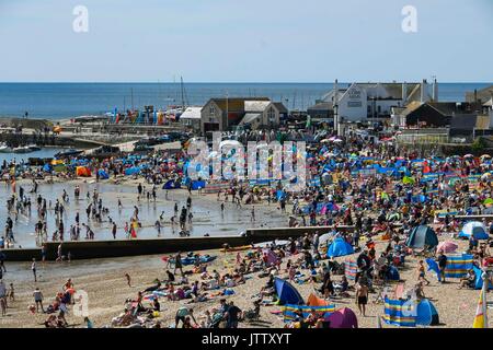 Lyme Regis, dans le Dorset, UK. 10 août 2017. Météo britannique. Vacanciers et baigneurs pack la plage à la station balnéaire de Lyme Regis dans le Dorset sur une chaude journée ensoleillée. Crédit photo : Graham Hunt/Alamy Live News Banque D'Images