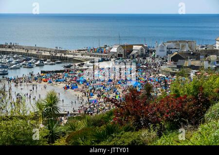 Lyme Regis, dans le Dorset, UK. 10 août 2017. Météo britannique. Vacanciers et baigneurs pack la plage à la station balnéaire de Lyme Regis dans le Dorset sur une chaude journée ensoleillée comme vu à partir de la Langmoor Jardins. Crédit photo : Graham Hunt/Alamy Live News Banque D'Images