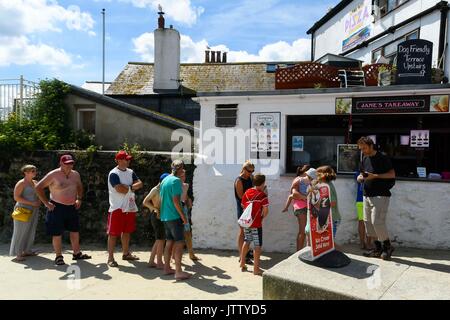 Lyme Regis, dans le Dorset, UK. 10 août 2017. Météo britannique. La file de vacanciers pour de la crème glacée à la station balnéaire de Lyme Regis dans le Dorset sur une chaude journée ensoleillée. Crédit photo : Graham Hunt/Alamy Live News Banque D'Images