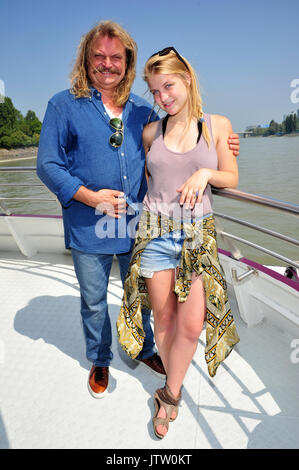 Budapest, Hongrie. 09Th Aug 2017. Musicien, compositeur et chanteur Leslie Mandoki (L) pose pour la photo avec la chanteuse Julia Mandoki sur un bateau sur le Danube, près de Budapest, Hongrie, 09 août 2017. Julia effectués avec son père Leslie Madoki et le groupe Man Doki Soulmates au 'Wings of Freedom' concert à Budapest, Hongrie le 8 août 2017. Photo : Ursula Düren/dpa/Alamy Live News Banque D'Images