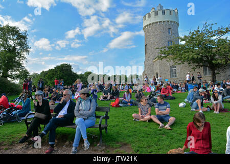 Bristol, Royaume-Uni. 10 août, 2017. UK Bristol. Des milliers de personnes desend sur l'herbe par l'observatoire sur la tour à la célèbre pont suspendu de Clifton, hopeing d'obtenir une vue magnifique sur les baloons comme ils soulever de Ashton Court Estate sur la première soirée de l'événement. Signature obligatoire crédit : Robert Timoney/Alamy Live News Banque D'Images