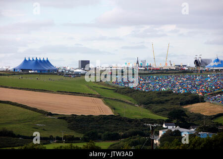 Newquay, Cornwall, UK. 10 août, 2017. Une grande tente sur la terre emeges ville près de Newquay immobilier environ 150 000 personnes qui fréquentent le festival. Credit : Nicholas Burningham/Alamy Live News Banque D'Images