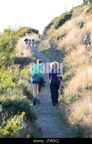 Denbighshire, Nord, Royaume-Uni. 10 août, 2017. Météo britannique. Après une journée d'un sec avec le temps chaud un changement est encore une fois sur le chemin pour demain avec la pluie prévue. Hill promeneurs prendre au coucher du soleil le long de l'Offa's Dyke Path dans la gamme Clwydian Hills, au nord du Pays de Galles Credit : DGDImages/Alamy Live News Banque D'Images