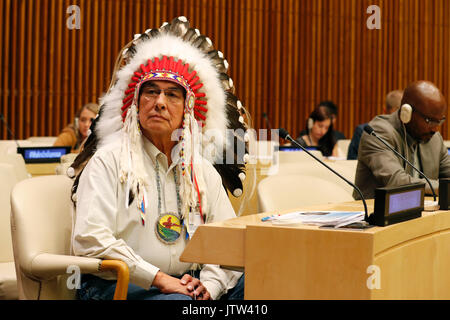 (170810) -- ORGANISATION DES NATIONS UNIES, le 10 août 2017 (Xinhua) -- Le Grand chef Wilton Littlechild, un chef cri provenant du Canada, assiste à un événement marquant de la Journée internationale des peuples autochtones au siège des Nations Unies à New York, le 9 août, 2017. L'ONU le mercredi marquait le 10e anniversaire de l'adoption de la Déclaration sur les droits des peuples autochtones, en soulignant la nécessité d'éliminer la discrimination, la marginalisation et l'empiètement sur leurs droits fondamentaux. (Xinhua Jianguo/MA) Banque D'Images