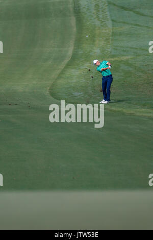 Charlotte, Caroline du Nord, USA. 10 août, 2017. Jordan Spieth du United States hits dans le 12ème green lors du premier tour de la 99e Championnat de la PGA à Quail Hollow Club à Charlotte, NC. (Scott Kinser/Cal Sport Media) Credit : Cal Sport Media/Alamy Live News Banque D'Images
