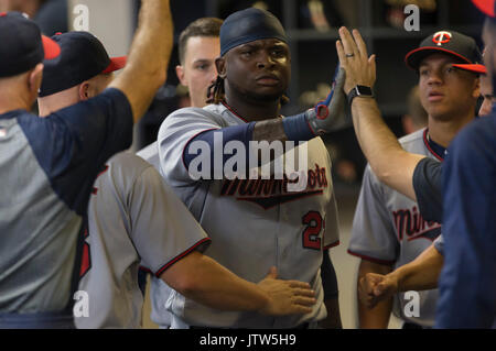 Milwaukee, Wisconsin, États-Unis. 10 août, 2017. Twins du Minnesota de troisième but Miguel Sano # 22 est félicité après avoir marqué dans la deuxième manche du jeu de la Ligue Majeure de Baseball entre les Milwaukee Brewers et les Twins du Minnesota au Miller Park de Milwaukee, WI. John Fisher/CSM Crédit : Cal Sport Media/Alamy Live News Banque D'Images