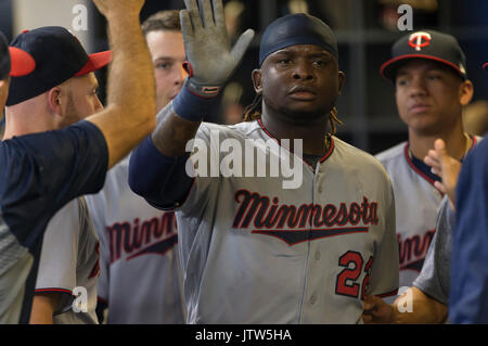 Milwaukee, Wisconsin, États-Unis. 10 août, 2017. Twins du Minnesota de troisième but Miguel Sano # 22 est félicité après avoir marqué dans la deuxième manche du jeu de la Ligue Majeure de Baseball entre les Milwaukee Brewers et les Twins du Minnesota au Miller Park de Milwaukee, WI. John Fisher/CSM Crédit : Cal Sport Media/Alamy Live News Banque D'Images