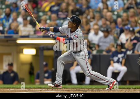 Milwaukee, Wisconsin, États-Unis. 10 août, 2017. L'arrêt-court des Twins de Minnesota Jorge Polanco # 11 des célibataires dans un run dans la deuxième manche du jeu de la Ligue Majeure de Baseball entre les Milwaukee Brewers et les Twins du Minnesota au Miller Park de Milwaukee, WI. John Fisher/CSM Crédit : Cal Sport Media/Alamy Live News Banque D'Images