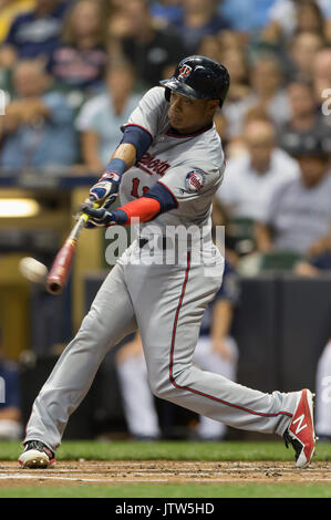 Milwaukee, Wisconsin, États-Unis. 10 août, 2017. L'arrêt-court des Twins de Minnesota Jorge Polanco # 11 des célibataires dans un run dans la deuxième manche du jeu de la Ligue Majeure de Baseball entre les Milwaukee Brewers et les Twins du Minnesota au Miller Park de Milwaukee, WI. John Fisher/CSM Crédit : Cal Sport Media/Alamy Live News Banque D'Images